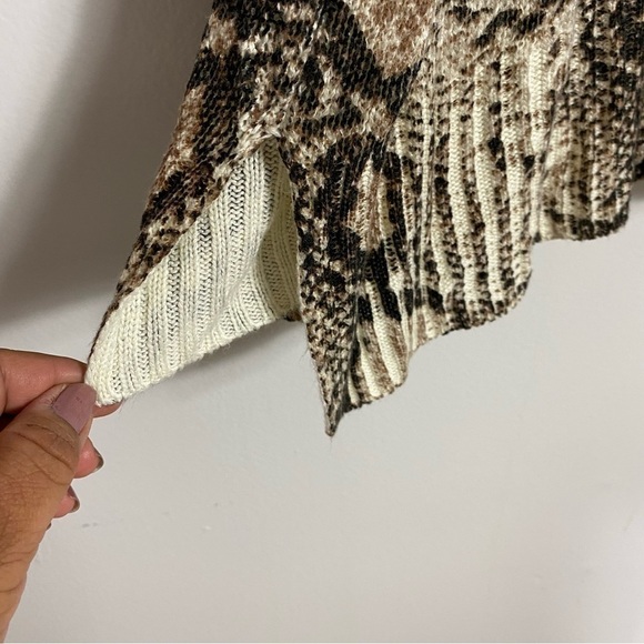 Show me your MuMu python print “Hug me” v neck sweater - Picture 8 of 11